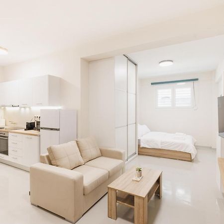 Fully Renovated Luxurious Semi-Basement Studio アテネ エクステリア 写真