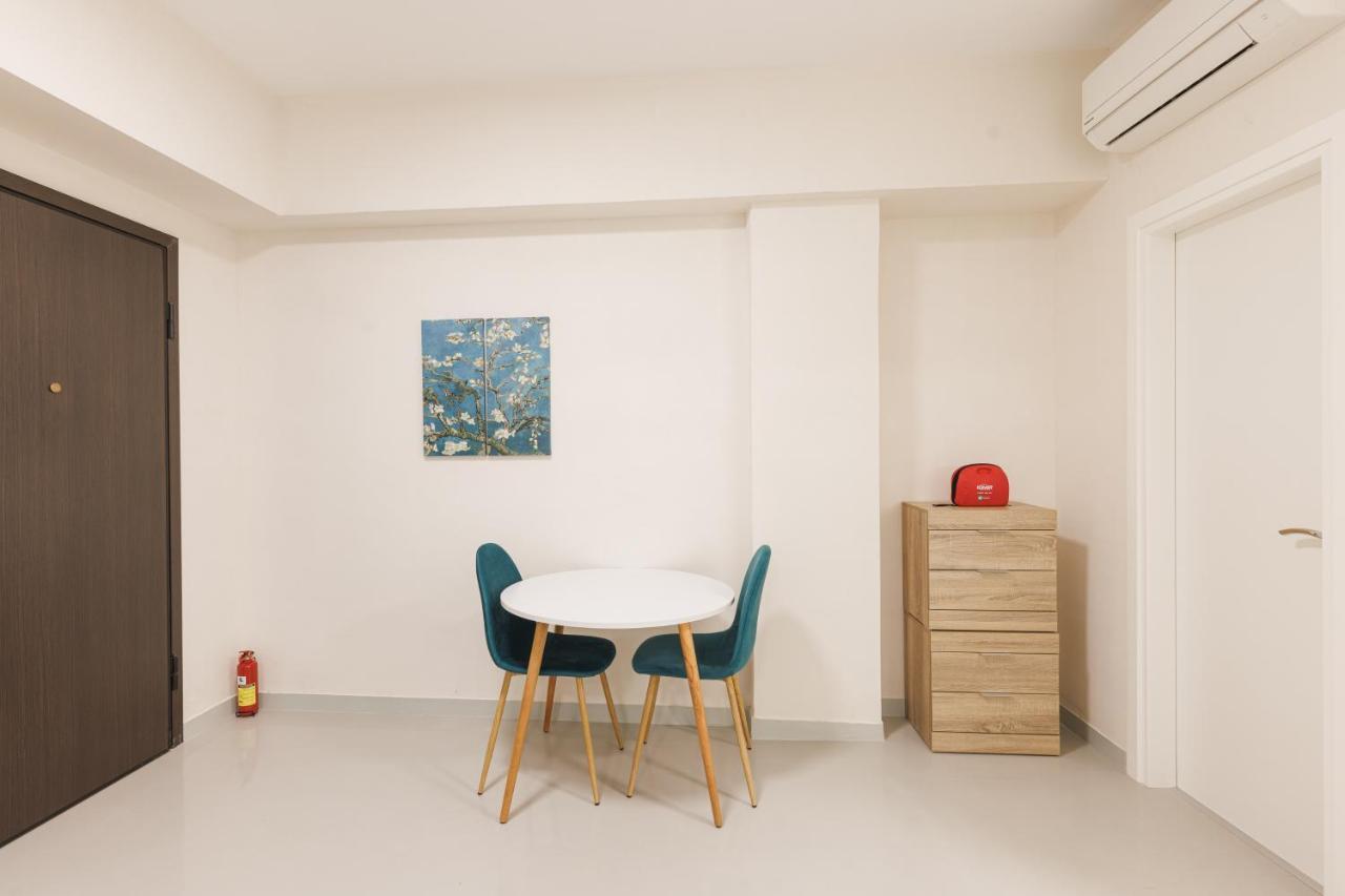 Fully Renovated Luxurious Semi-Basement Studio アテネ エクステリア 写真