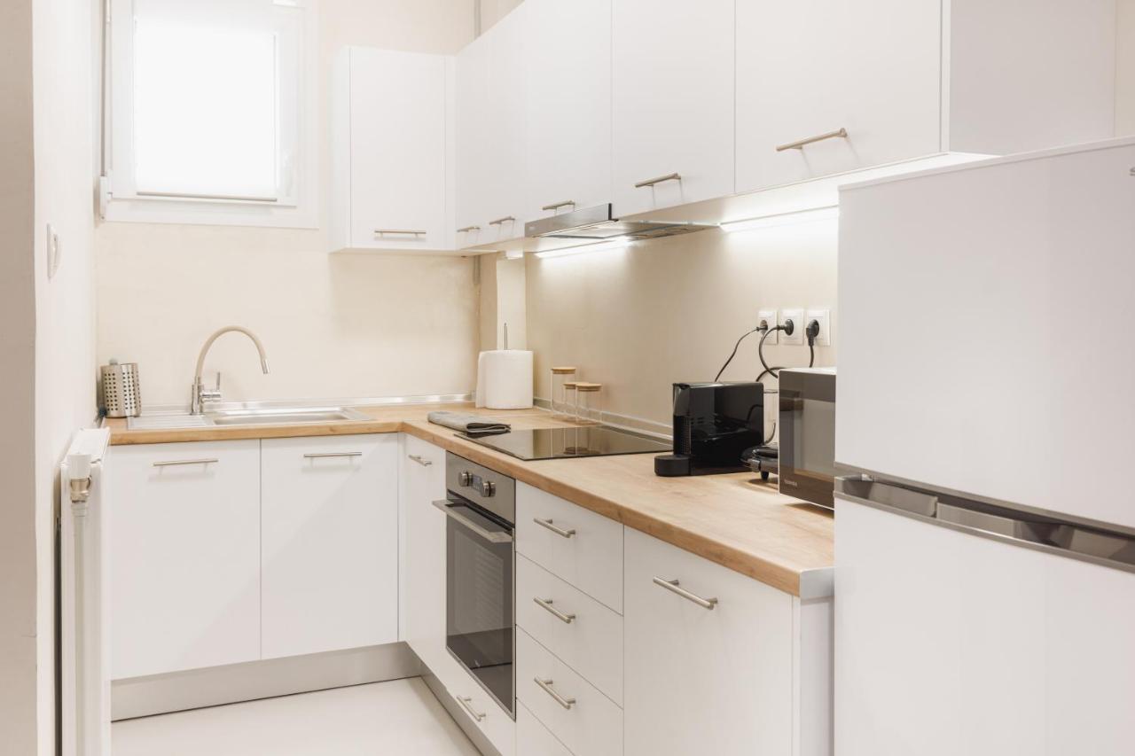 Fully Renovated Luxurious Semi-Basement Studio アテネ エクステリア 写真
