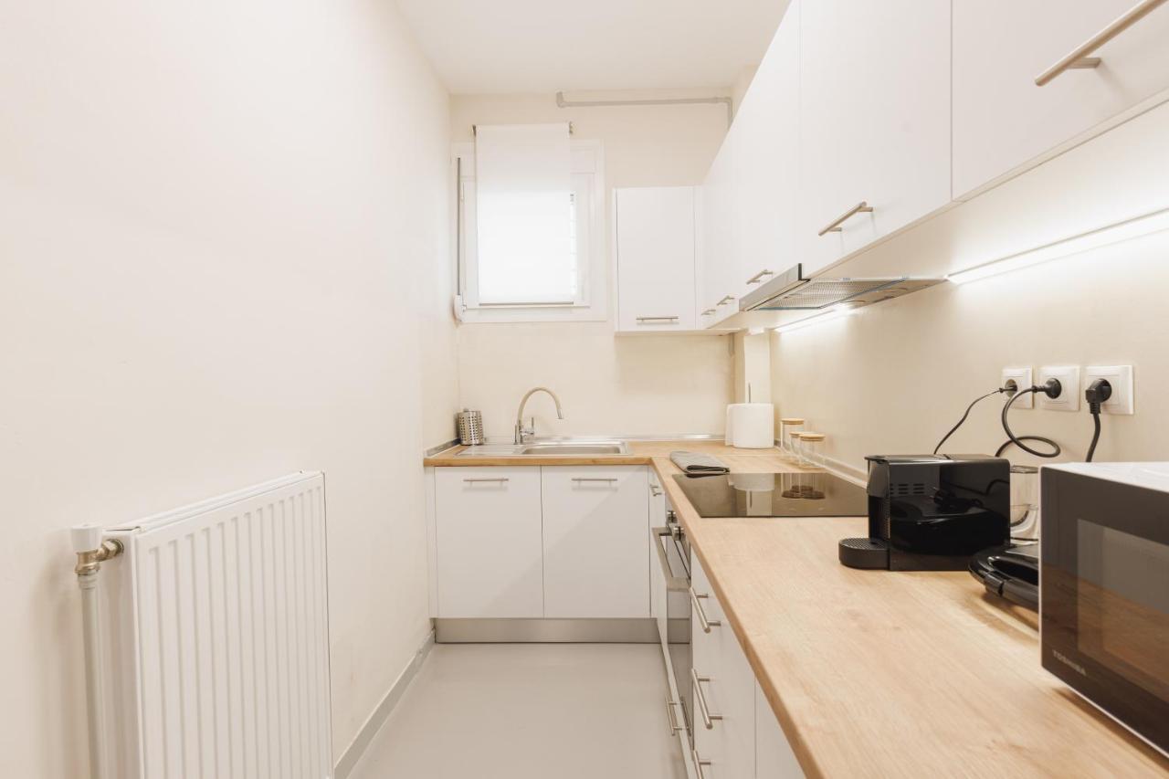 Fully Renovated Luxurious Semi-Basement Studio アテネ エクステリア 写真